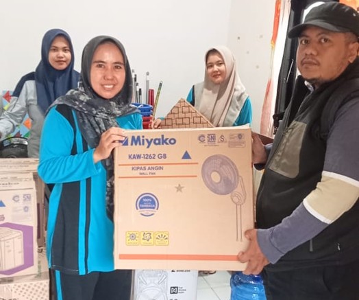 Holding Perkebunan Nusantara Melalui PTPN IV PalmCo Regional 4 Salurkan Bantuan Pendidikan ke SD Kelas Jauh Renah Mendaluh