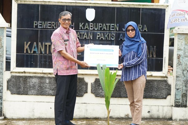 Holding Perkebunan Nusantara Dukung Ketahanan Pangan, PTPN I Regional 3 Salurkan Bibit Kelapa di Jepara