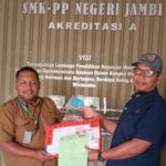 Dukung SDM Unggul, Holding Perkebunan Nusantara Melalui PalmCo Salurkan 1.000 Bibit Sawit ke SMK di Batanghari