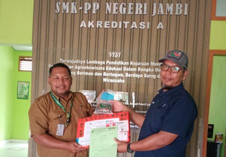 Dukung SDM Unggul, Holding Perkebunan Nusantara Melalui PalmCo Salurkan 1.000 Bibit Sawit ke SMK di Batanghari