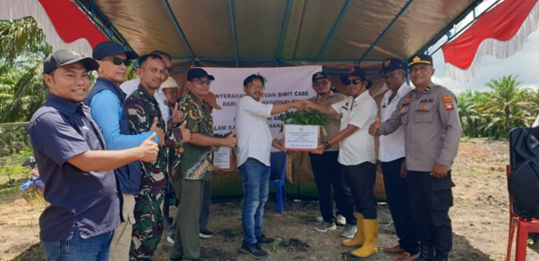 Holding Perkebunan Nusantara Melalui PTPN IV Regional V Dukung Pemda Tekan Inflasi dengan Serahkan 500 Bibit Cabai Rawit