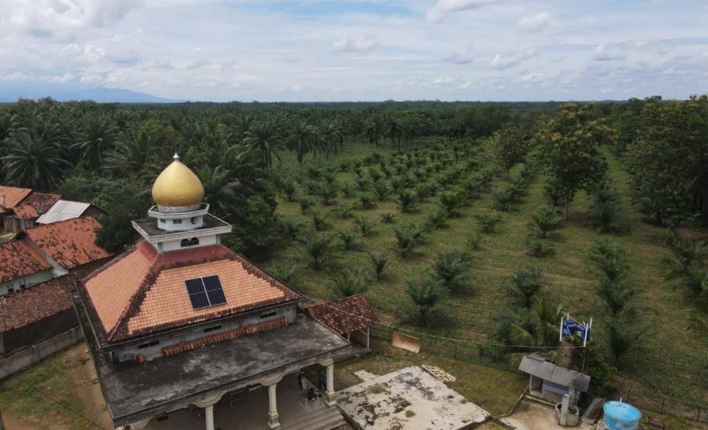 Holding Perkebunan Nusantara Melalui PTPN IV Regional VII Pasang PLTS Atap untuk Rumah Ibadah di Padangratu