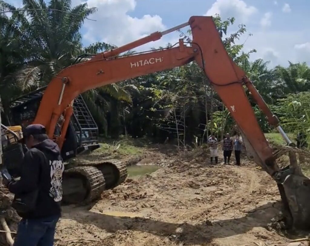 Holding Perkebunan Nusantara Melalui PTPN IV PalmCo Kerahkan Alat Berat Perbaiki Tanggul Jebol di Langkat