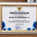 Dukung Hubungan Industrial Harmonis, Holding Perkebunan Nusantara melalui PTPN IV Regional V Terima Penghargaan Pemprov Kalbar