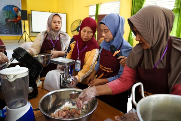 Holding Perkebunan Nusantara Optimalkan Potensi Lokal, PalmCo Latih 50 Perempuan Olah Ikan Lele Jadi Produk Bernilai Tambah