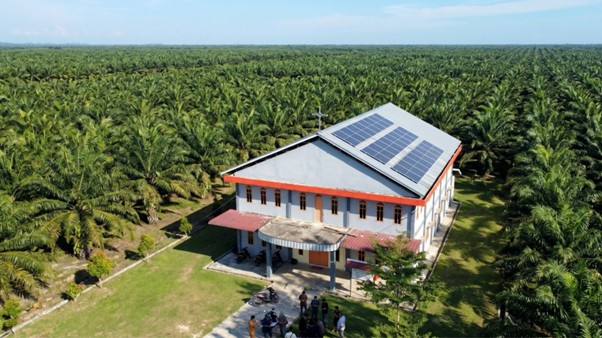 Dorong Energi Bersih di Momentum Kenaikan Yesus Kristus, PTPN Group Pasang PLTS di Gereja Katolik Kalbar