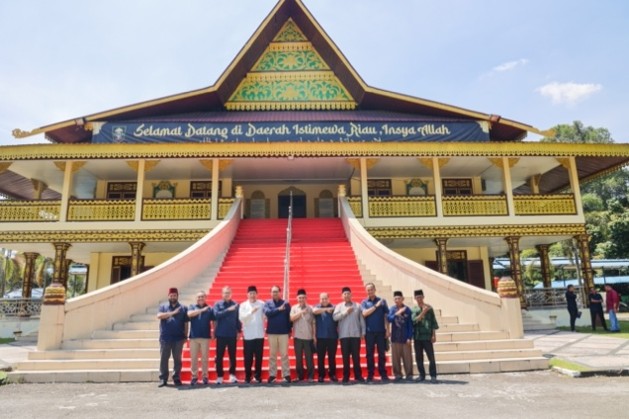 Holding Perkebunan Nusantara Perkuat Sinergi dengan LAM Riau, PTPN IV Regional III Salurkan Hewan Kurban dan Bantuan Sosial